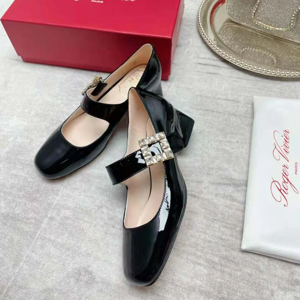 Roger Vivier Très Vivier Rhinestone Buckle Babies Pumps for Women in Black Roger Vivier Très Vivier Rhinestone Buckle Babies Pumps for Women in Black