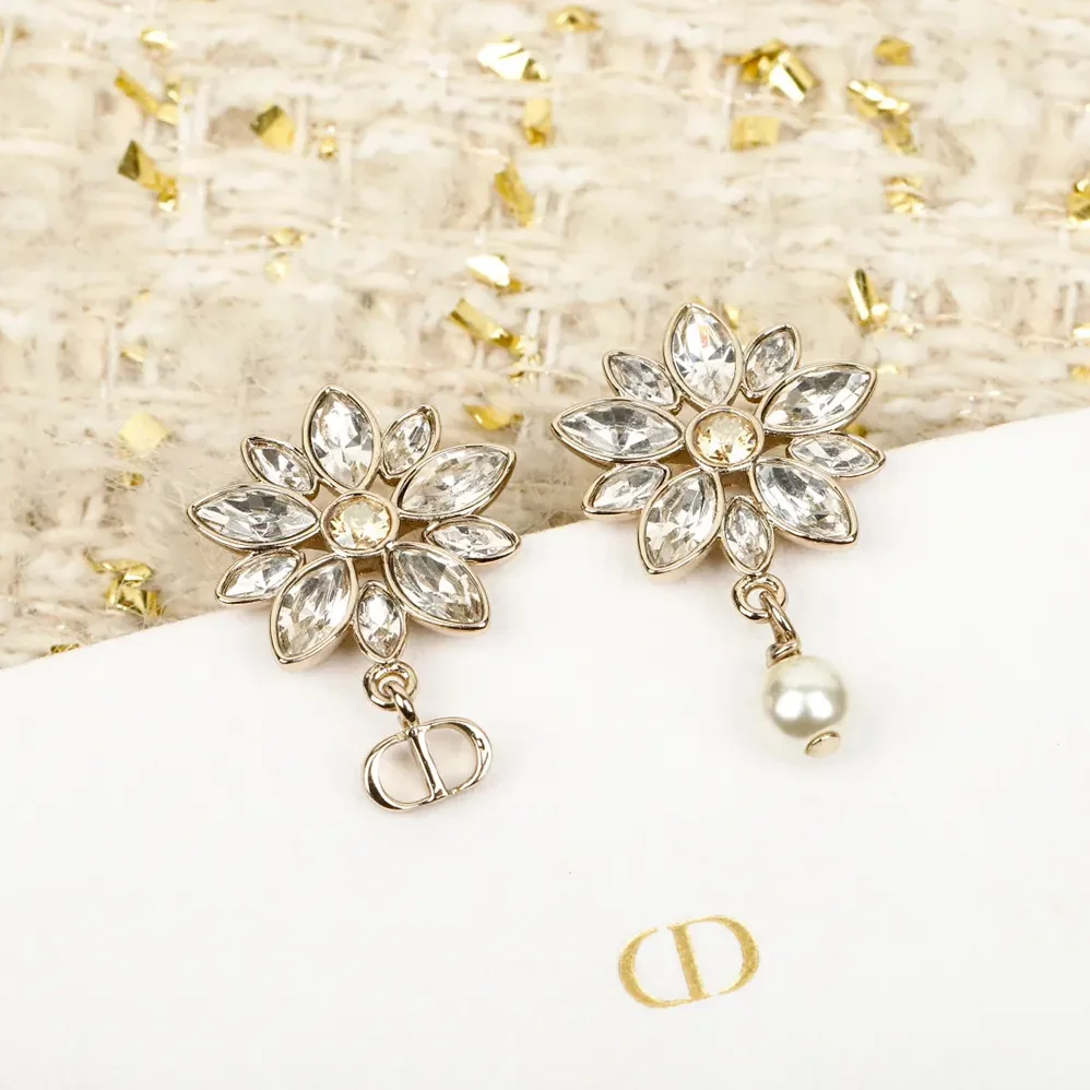 Dior Fleur de Glace Earrings Pale Gold-Finish Metal with White Resin Pearl for Women Dior Fleur de Glace Earrings Pale Gold-Finish Metal with White Resin Pearl for Women