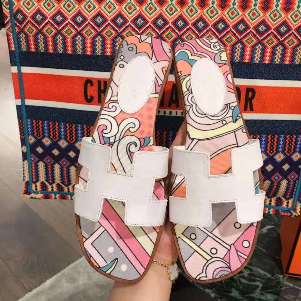 Hermes Oran Sandal in Cotton Canvas with “Faubourg Rainbow” Print for Women in White Hermes Oran Sandal in Cotton Canvas with “Faubourg Rainbow” Print for Women in White