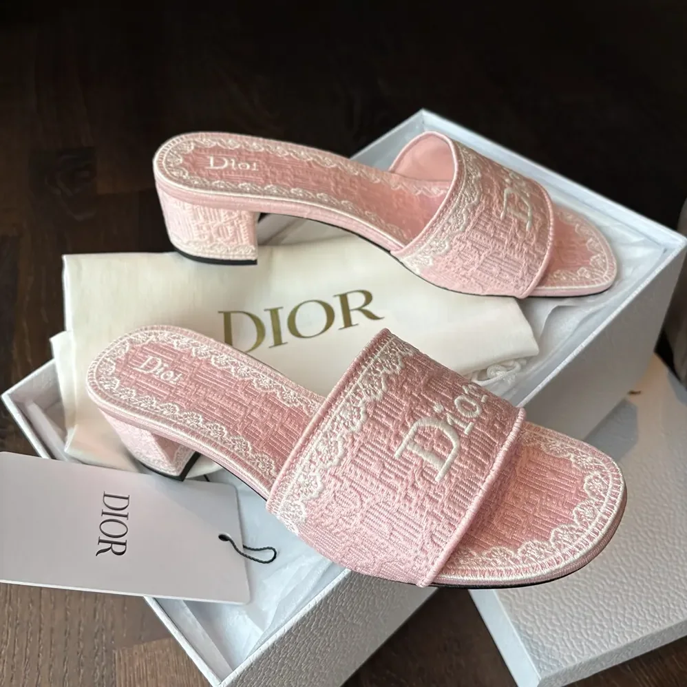 Dior Dioramour Dior Dentelle Heeled Slide Soupir Pink Dior Oblique Embroidered Cotton and White Lace for Women Dior Dioramour Dior Dentelle Heeled Slide Soupir Pink Dior Oblique Embroidered Cotton and White Lace for Women