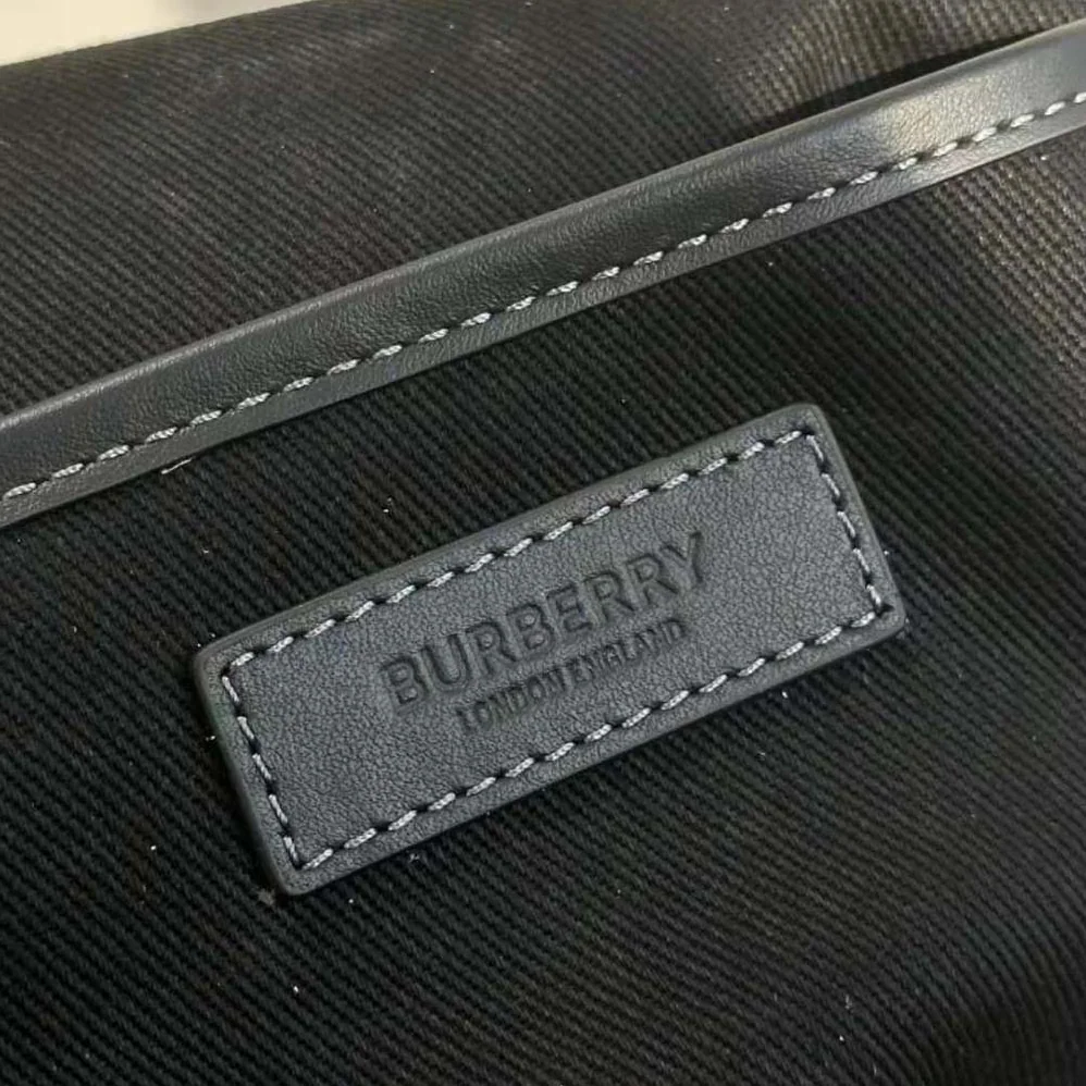 Burberry Small Alfred Messenger Bag for Men in Black Burberry Small Alfred Messenger Bag for Men in Black
