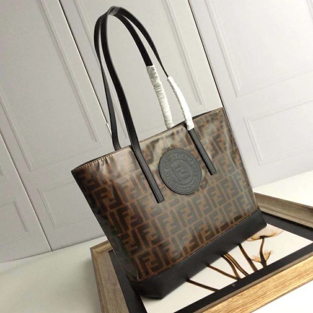 Fendi Shopping Logo Leather Shopper for Women in Black