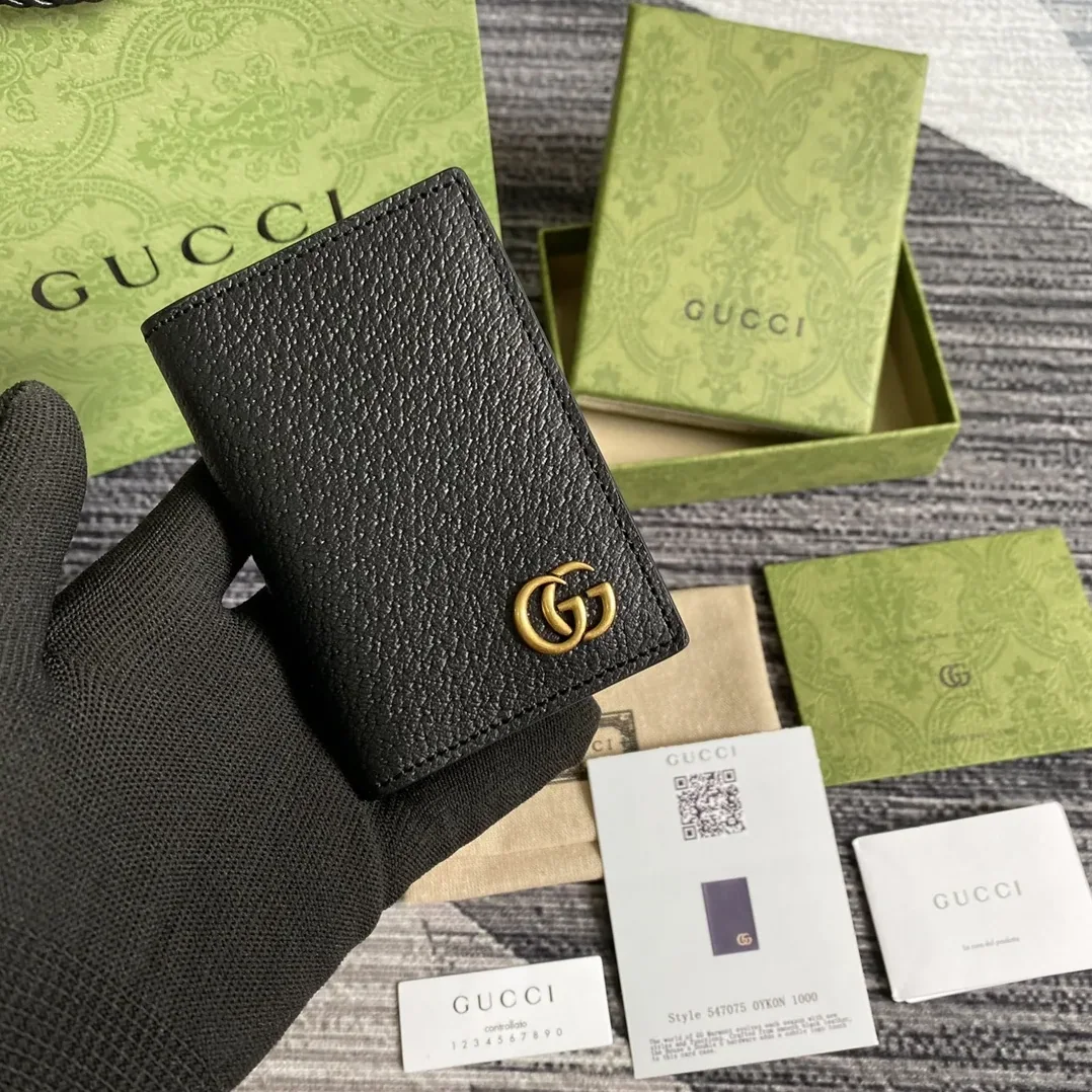Gucci GG Marmont Card Case Black with Gold Toned Hardware / Gucci GG Marmont Card Case Black with Gold Toned Hardware /