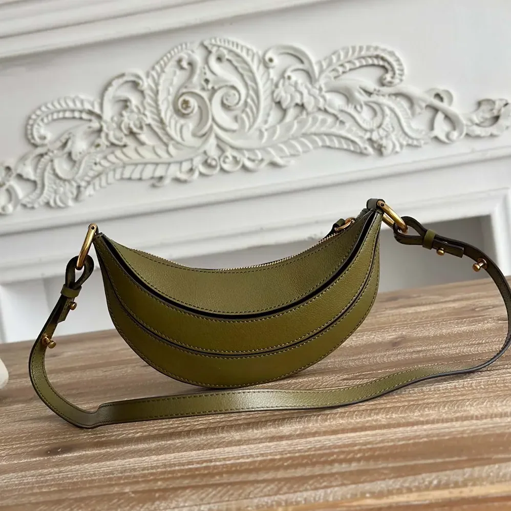Chloe Banana Cross-body Bag in Grained Calfskin for Women in Dark Green