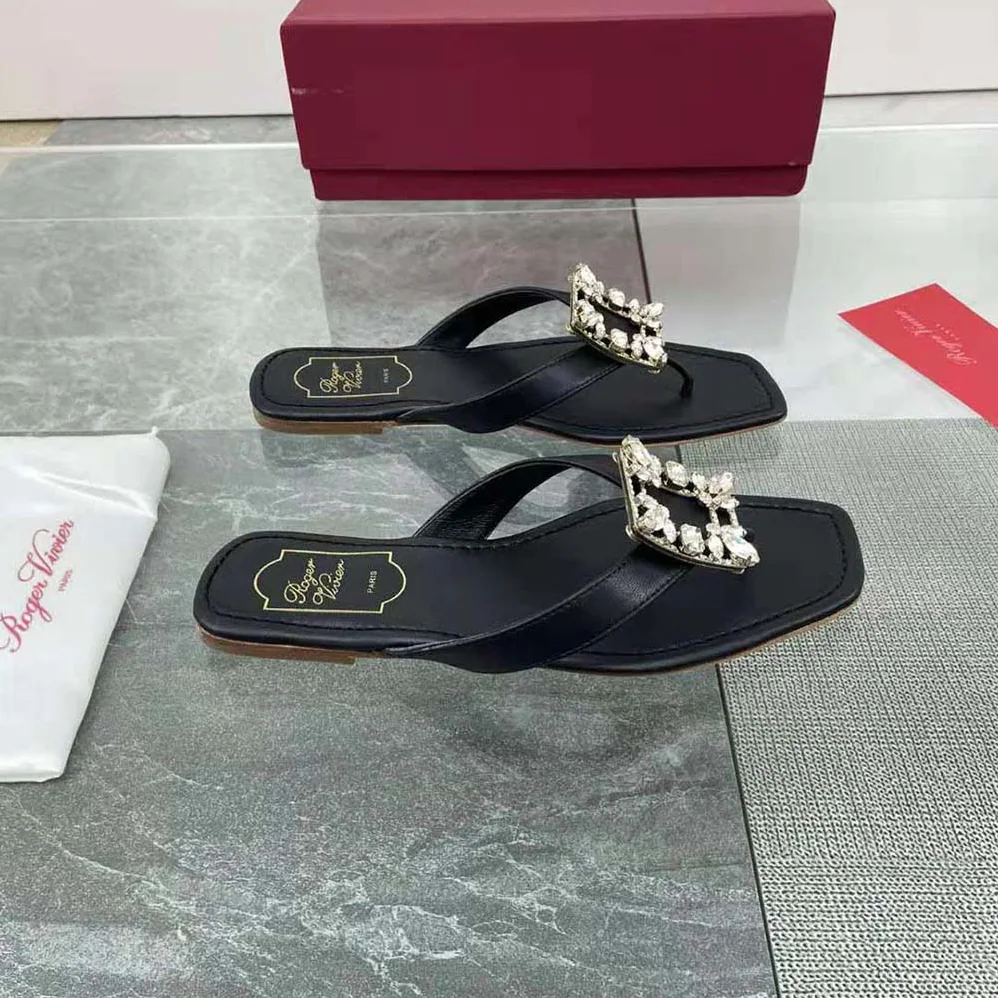Roger Vivier Mini Broche Vivier Buckle Thong Mules in Leather for Women in Black Roger Vivier Mini Broche Vivier Buckle Thong Mules in Leather for Women in Black
