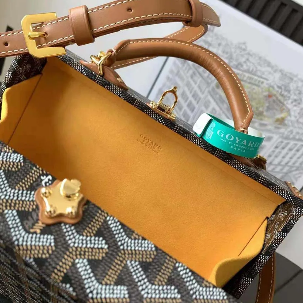 Goyard Sac Malle Grand Hôtel in Goyardine Canvas & Clamecy Calfskin for Women in Brown Goyard Sac Malle Grand Hôtel in Goyardine Canvas & Clamecy Calfskin for Women in Brown