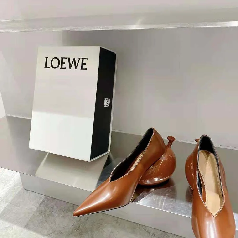 Loewe Balloon Pump in Calfskin for Women in Tan Loewe Balloon Pump in Calfskin for Women in Tan