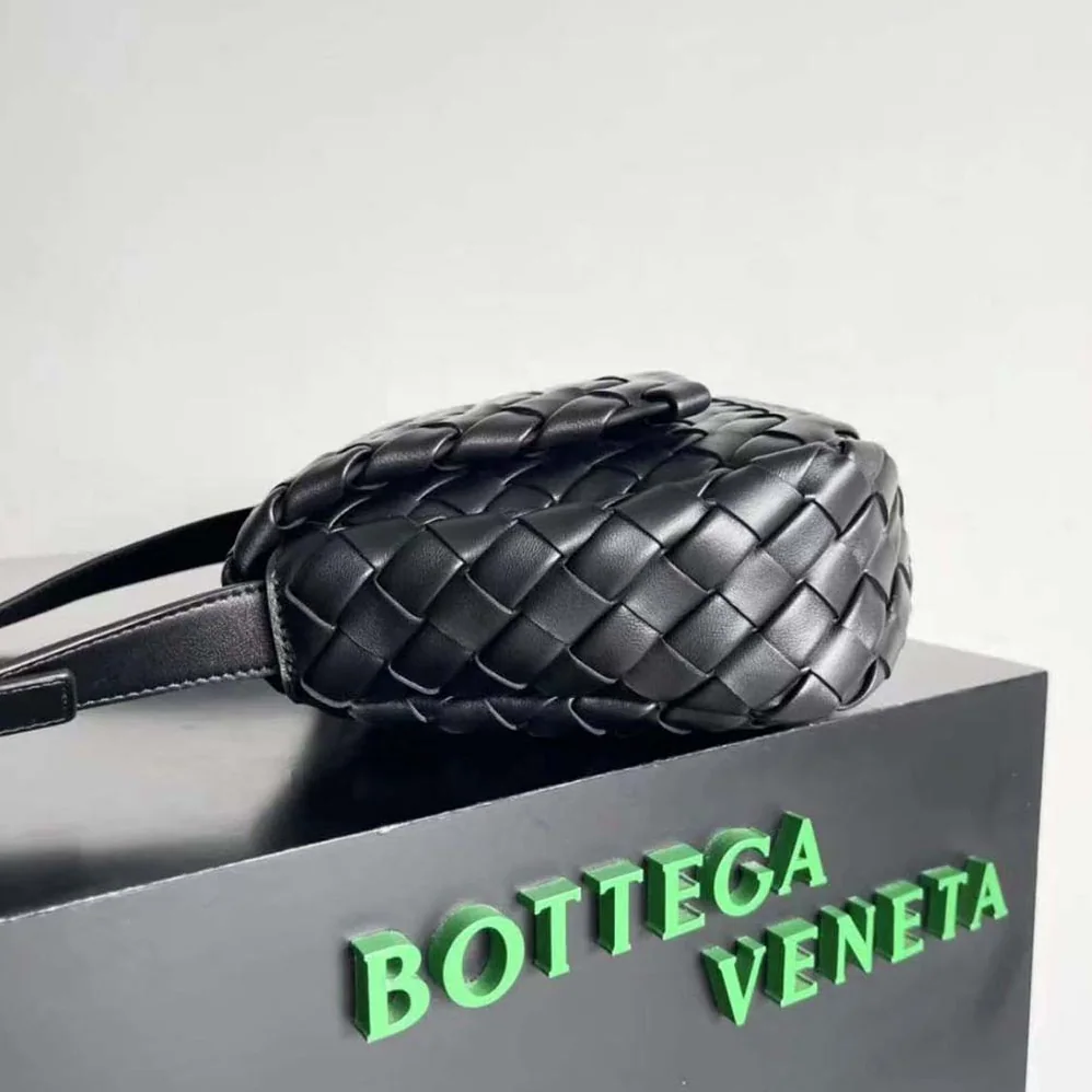 Bottega Veneta Small Cobble Messenger in Calfskin Leather for Unisex in Black Bottega Veneta Small Cobble Messenger in Calfskin Leather for Unisex in Black