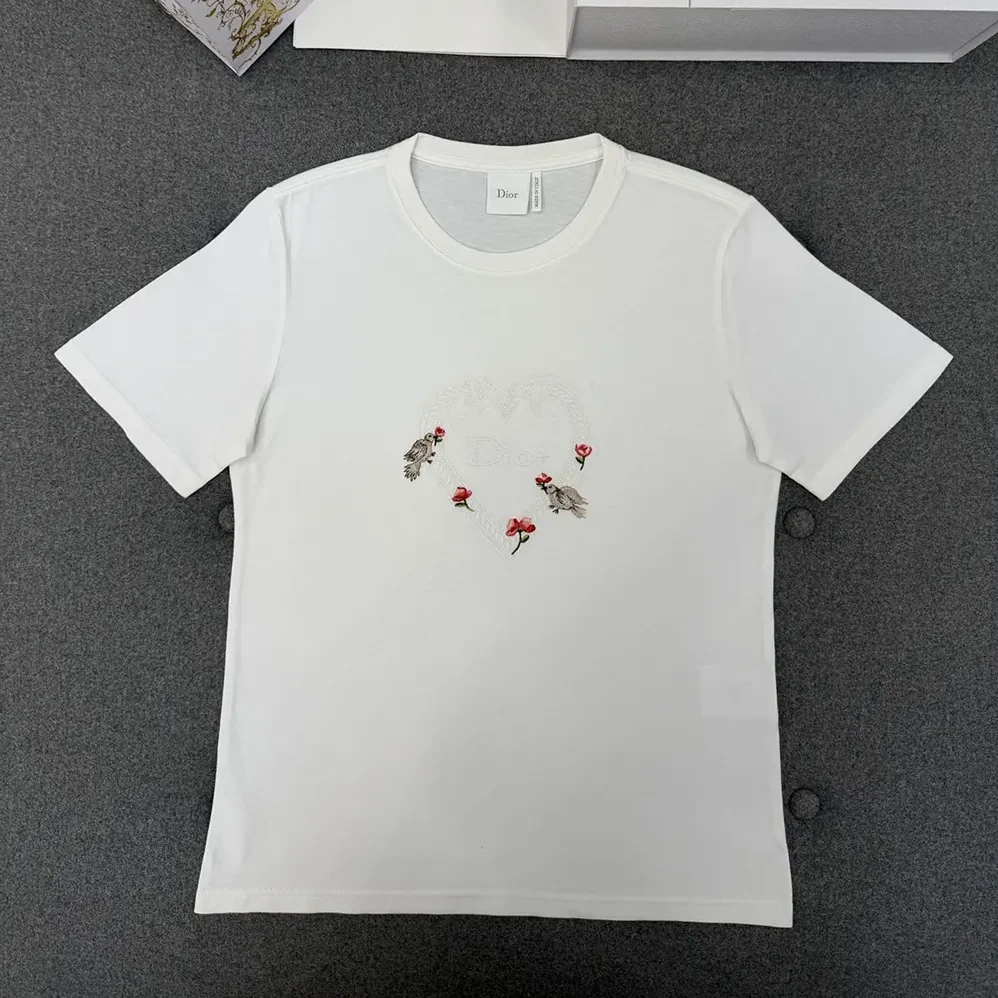 Dior Dioramour Fitted T-Shirt White Cotton Jersey with Multicolor Doves & Roses Motif for Women Dior Dioramour Fitted T-Shirt White Cotton Jersey with Multicolor Doves & Roses Motif for Women