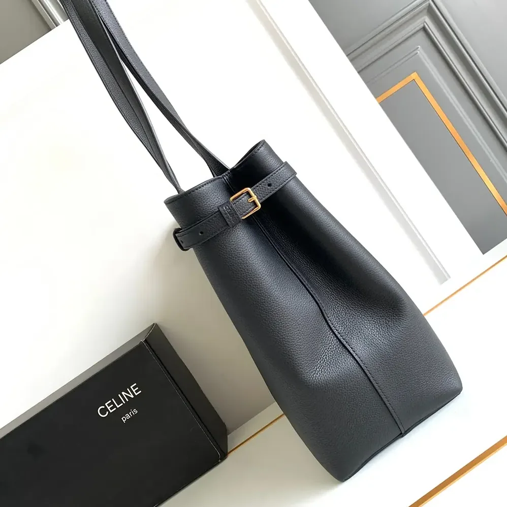 Celine Medium Cabas Anaïs Cuir Triomphe in Grained Calfskin for Women in Black Celine Medium Cabas Anaïs Cuir Triomphe in Grained Calfskin for Women in Black
