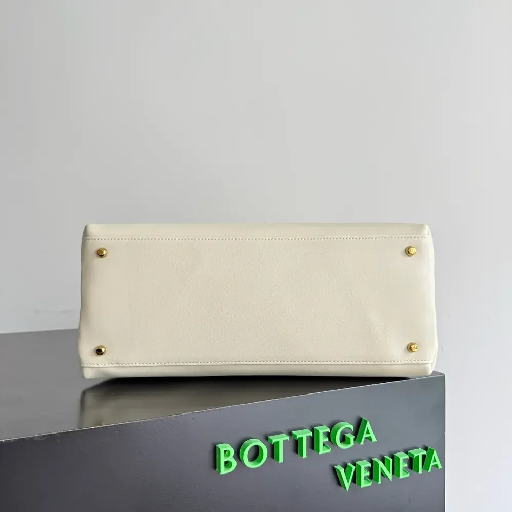 Bottega Veneta Medium Ciao Ciao for Women in White Bottega Veneta Medium Ciao Ciao for Women in White