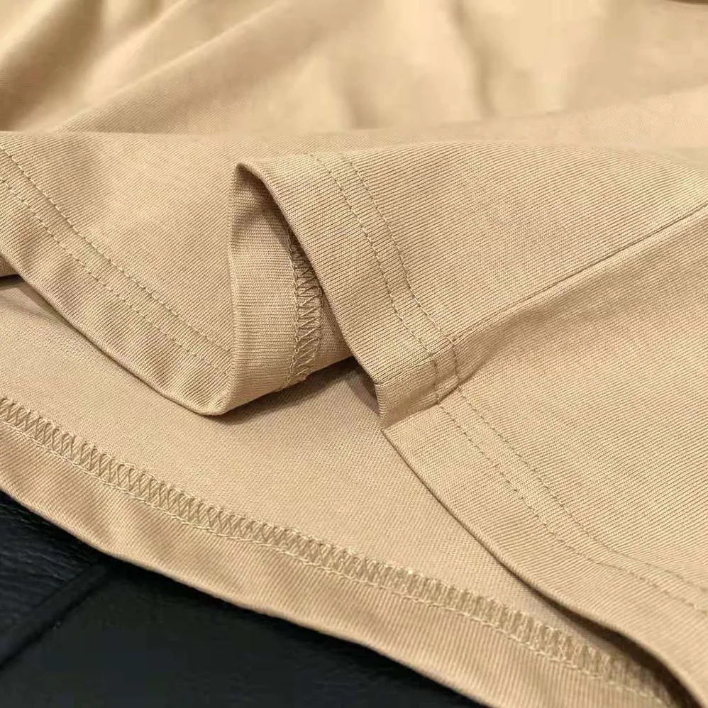 Burberry Location Print Cotton Oversized T-shirt for Women in Sandy Burberry Location Print Cotton Oversized T-shirt for Women in Sandy