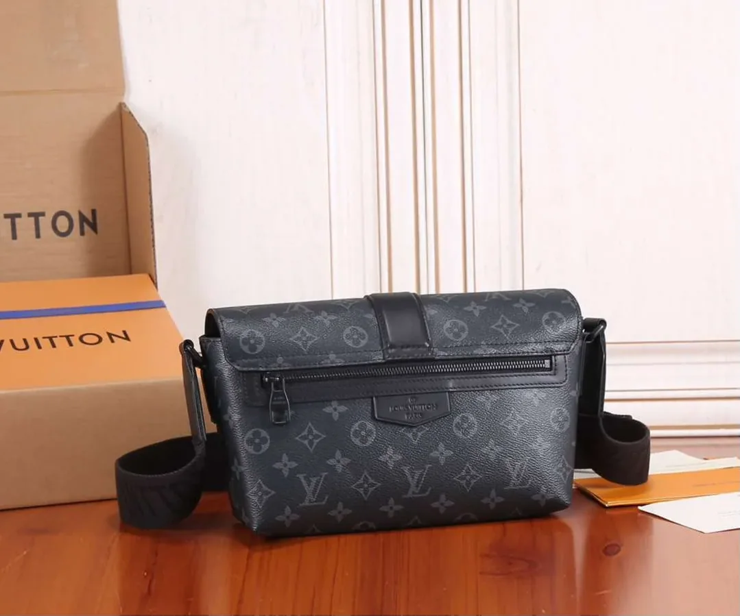 Louis Vuitton S in Cape Messenger Black / Louis Vuitton S in Cape Messenger Black /