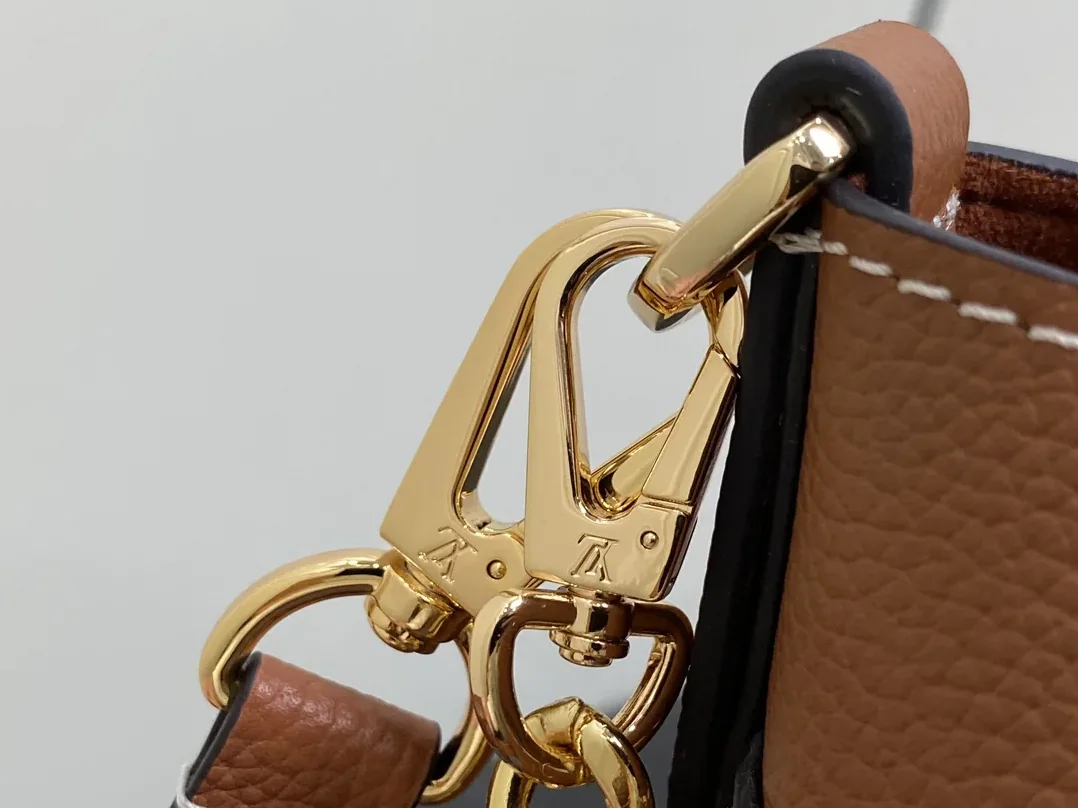 Louis Vuitton Lock and Walk Brown / Louis Vuitton Lock and Walk Brown /