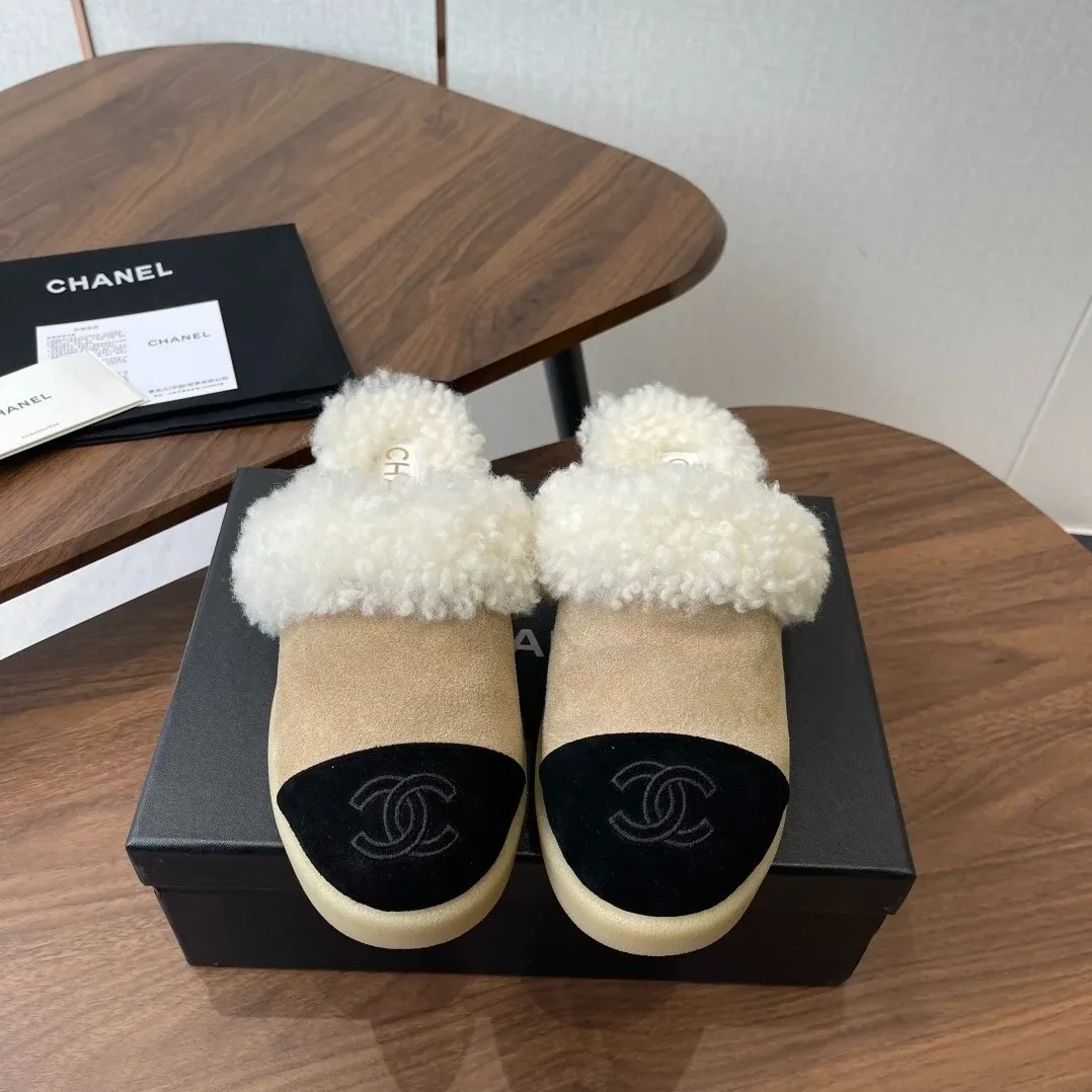 Chanel Shearling Two in Tone Mules Beige/Black Chanel Shearling Two in Tone Mules Beige/Black