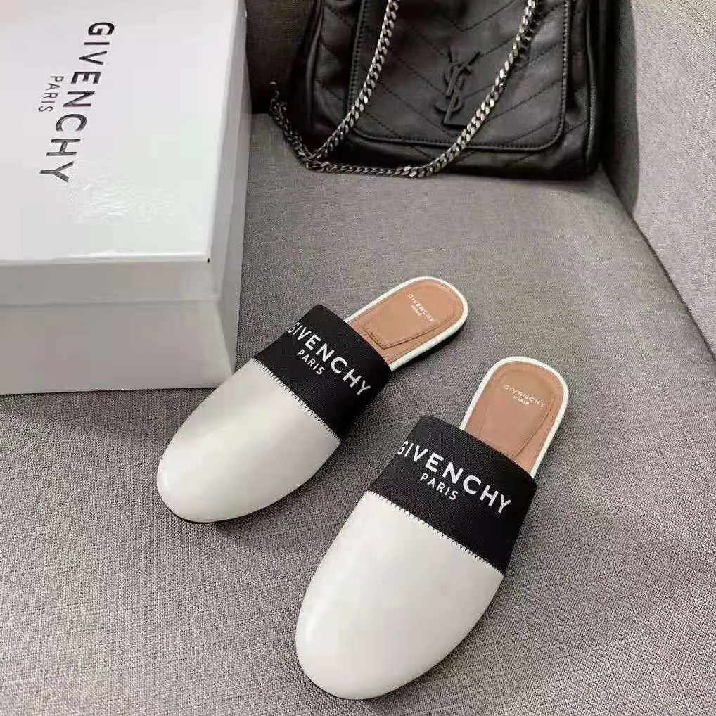 Givenchy Givenchy Paris Flat Mules in Leather for Women in White Givenchy Givenchy Paris Flat Mules in Leather for Women in White