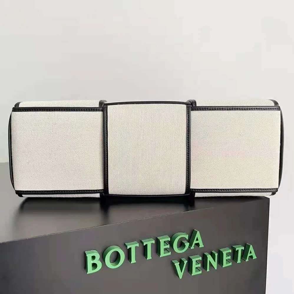 Bottega Veneta Medium Arco Tote Bag for Women in Black Bottega Veneta Medium Arco Tote Bag for Women in Black