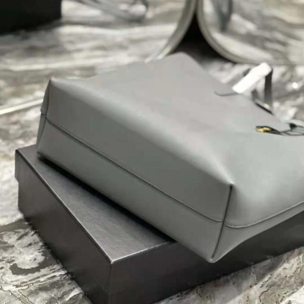 Saint Laurent YSL Shopping Saint Laurent N/S in Supple Leather for Women in Gray