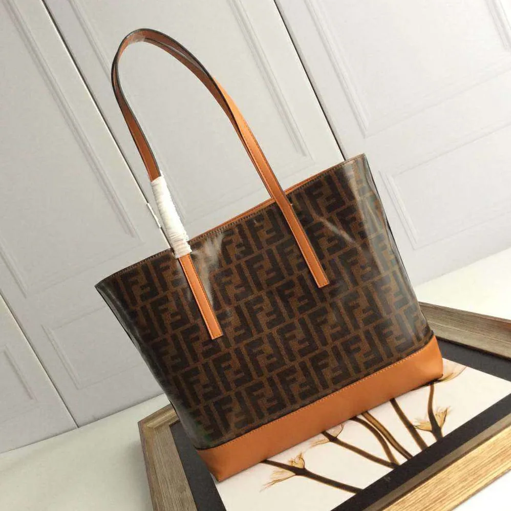 Fendi Shopping Logo Leather Shopper for Women in Brown Fendi Shopping Logo Leather Shopper for Women in Brown