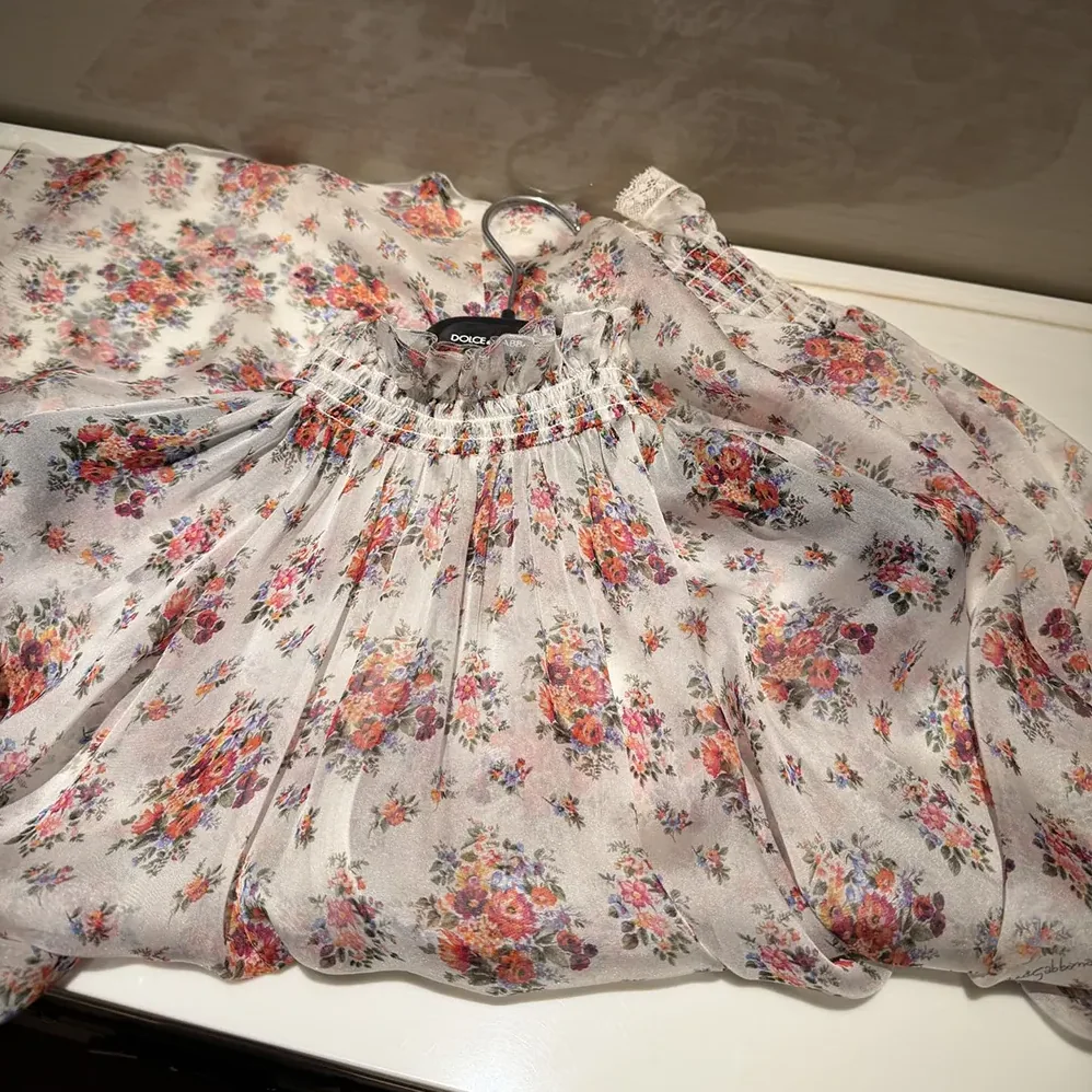 Dolce Gabbana D&G Small Flower Bouquets for Women in Print Chiffon Top Dolce Gabbana D&G Small Flower Bouquets for Women in Print Chiffon Top