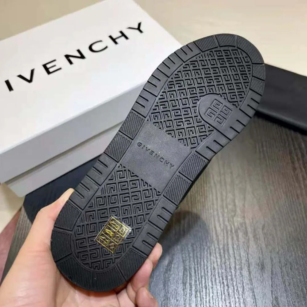 Givenchy G4 Sneakers in Leather for Men in Black Givenchy G4 Sneakers in Leather for Men in Black