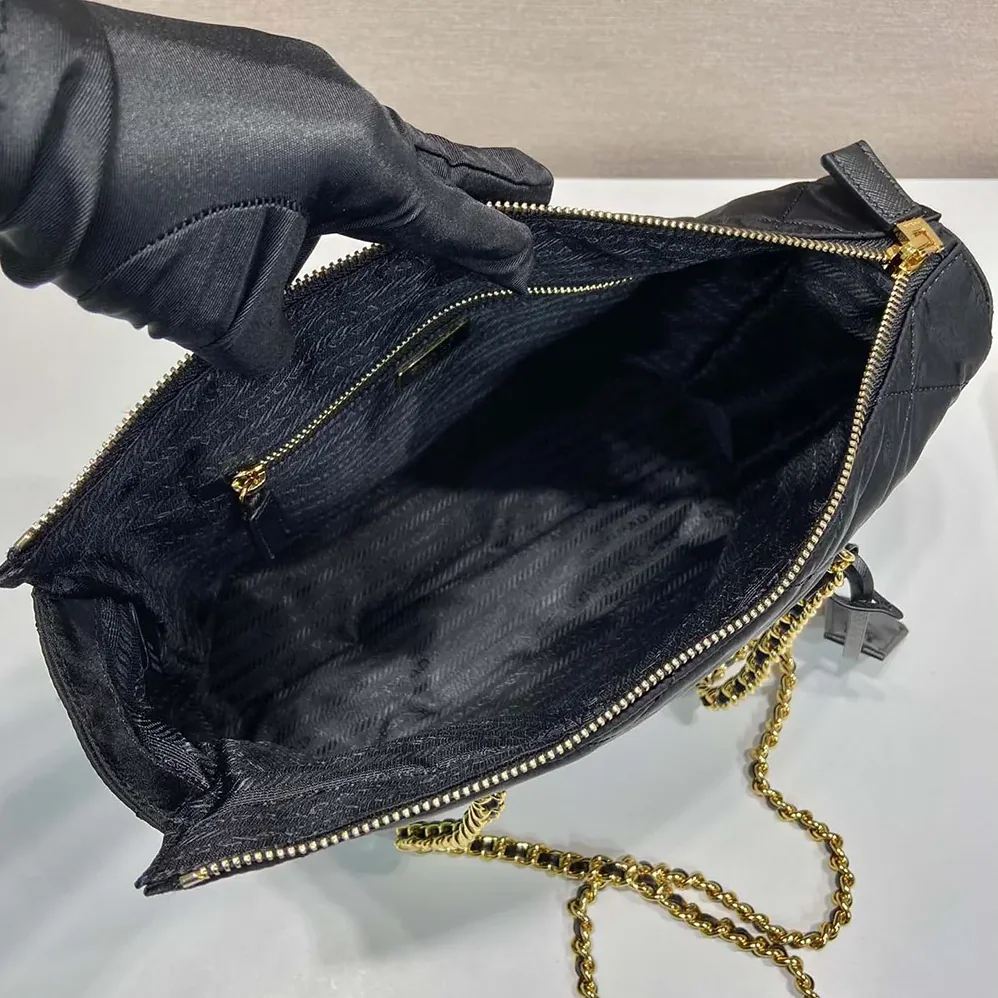 Prada Prada Re-Edition 1995 Chaîne Medium Re-Nylon Tote Bag for Women in Black Prada Prada Re-Edition 1995 Chaîne Medium Re-Nylon Tote Bag for Women in Black
