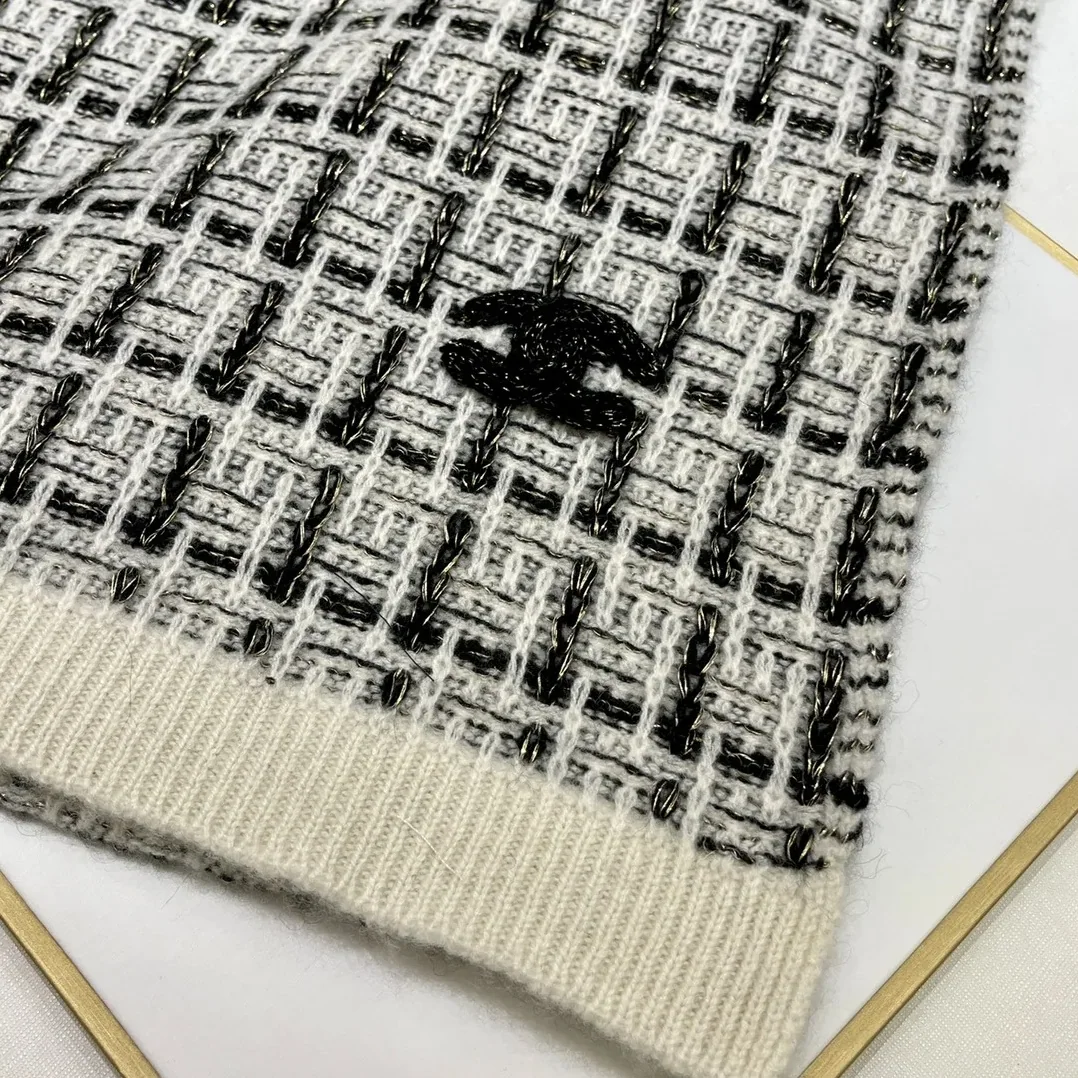 Chanel Monochrome Winter Knit Set Hat, Scarf And Gloves Black & White Chanel Monochrome Winter Knit Set Hat, Scarf And Gloves Black & White