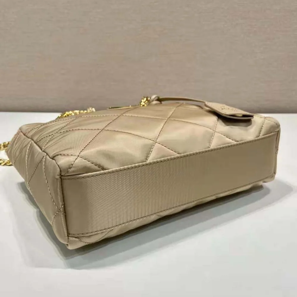 Prada Re-Edition 1995 Chaîne Re-Nylon Tote Bag for Women in Beige Prada Re-Edition 1995 Chaîne Re-Nylon Tote Bag for Women in Beige
