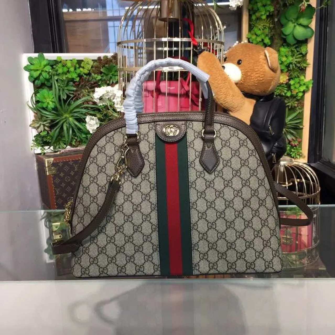Gucci Ophidia Medium Shoulder Bag Beige in Ebony GG Supreme Canvas / Gucci Ophidia Medium Shoulder Bag Beige in Ebony GG Supreme Canvas /