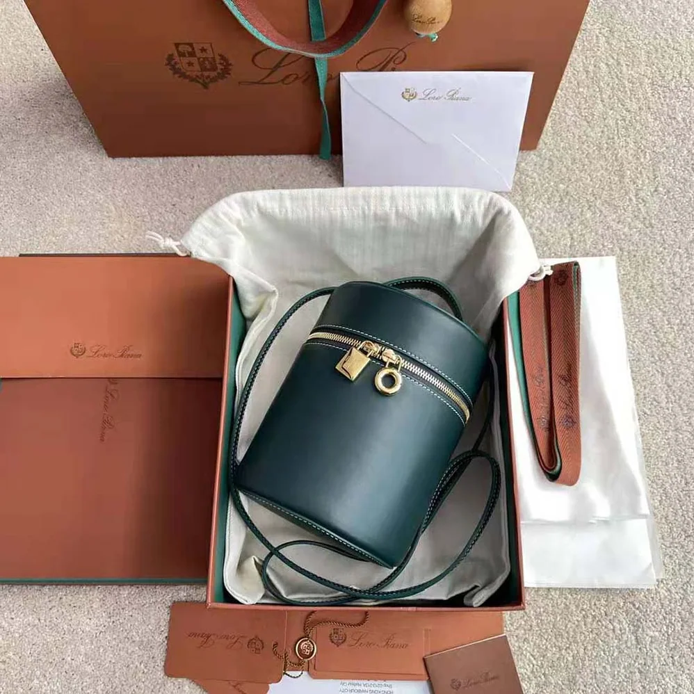 Loro Piana Medium Extra Case in Calfskin Leather for Women in Green Loro Piana Medium Extra Case in Calfskin Leather for Women in Green