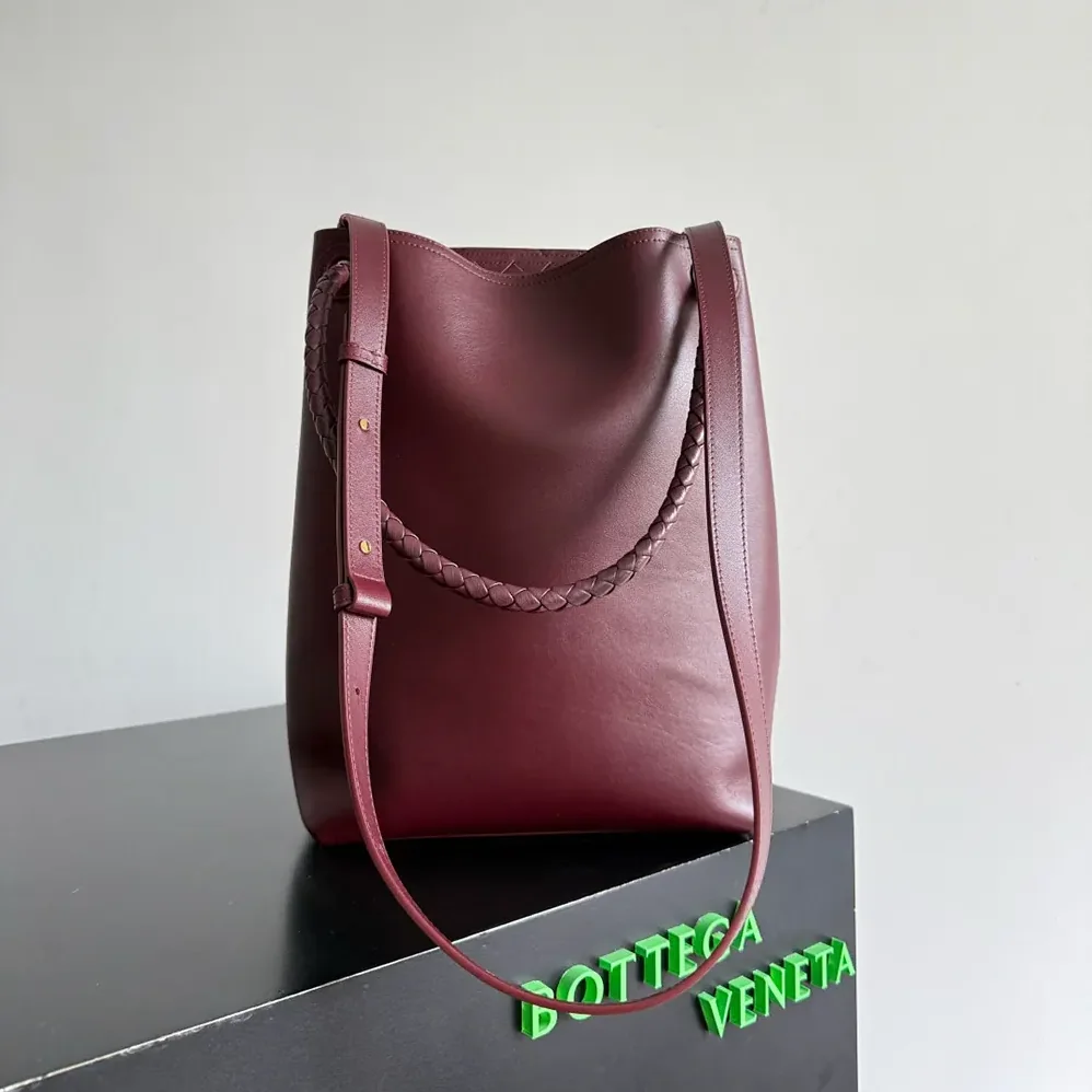 Bottega Veneta Andiamo Bucket in Silky Calf Leather for Women in Maroon