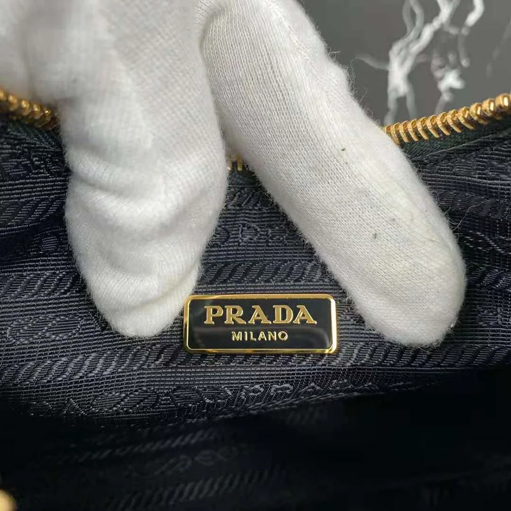 Prada Prada Re-Edition 2005 Saffiano Leather Bag for Women in Green Prada Prada Re-Edition 2005 Saffiano Leather Bag for Women in Green