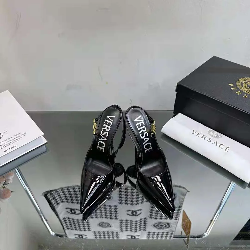 Versace Medusa '95 Slingback Pumps for Women in Black Versace Medusa '95 Slingback Pumps for Women in Black
