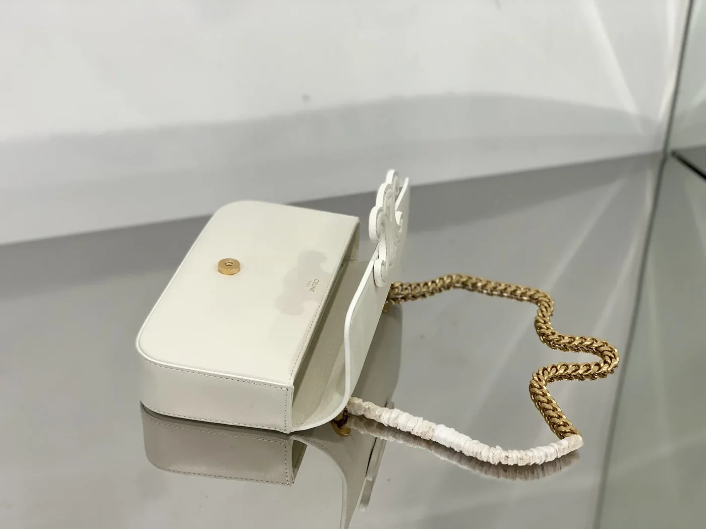 Celine Chain Shoulder Bag Cuir Triomphe White / Celine Chain Shoulder Bag Cuir Triomphe White /