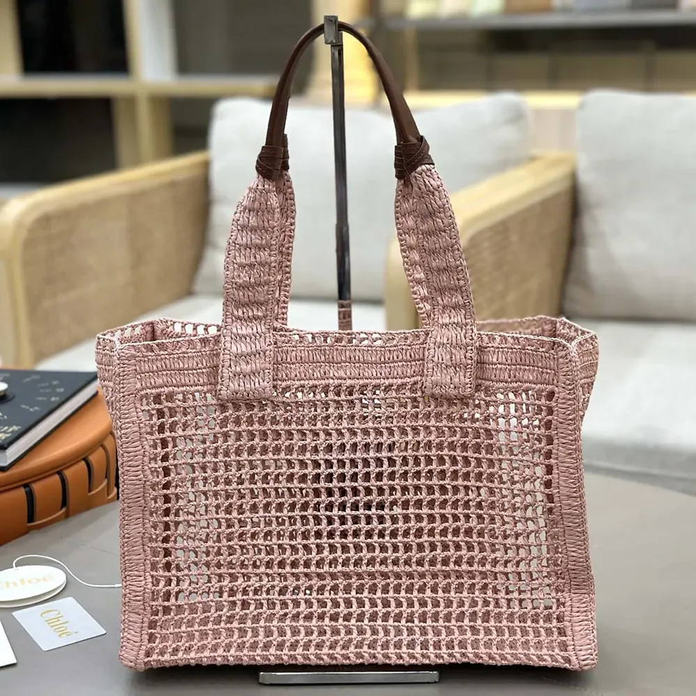 Chloe Summer Banana East-west Tote Bag in Raffia & Buffalo Leather for Women in Pink Chloe Summer Banana East-west Tote Bag in Raffia & Buffalo Leather for Women in Pink