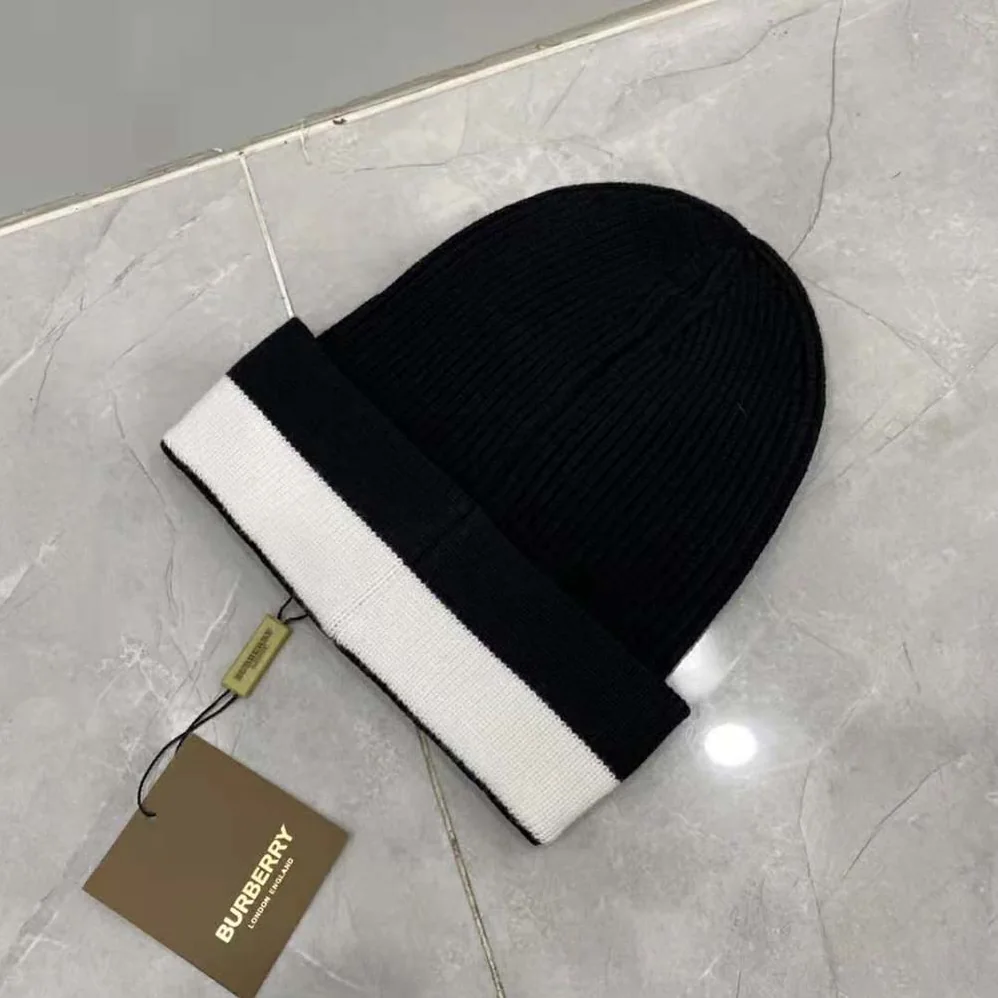 Burberry Logo Intarsia Cashmere Beanie for Unisex in Black Burberry Logo Intarsia Cashmere Beanie for Unisex in Black