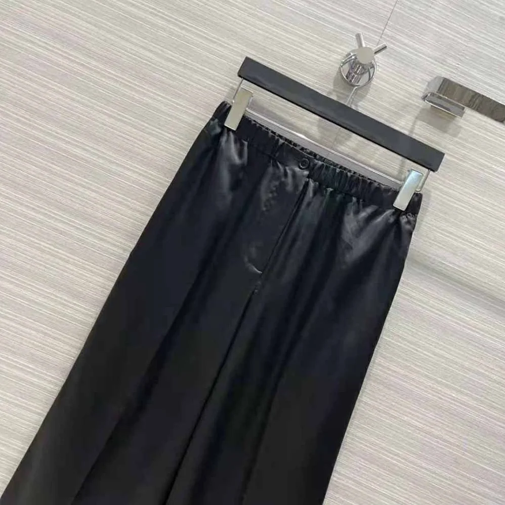 Prada Twill Pants Stand out for Their Refined Allure for Women in Black Prada Twill Pants Stand out for Their Refined Allure for Women in Black