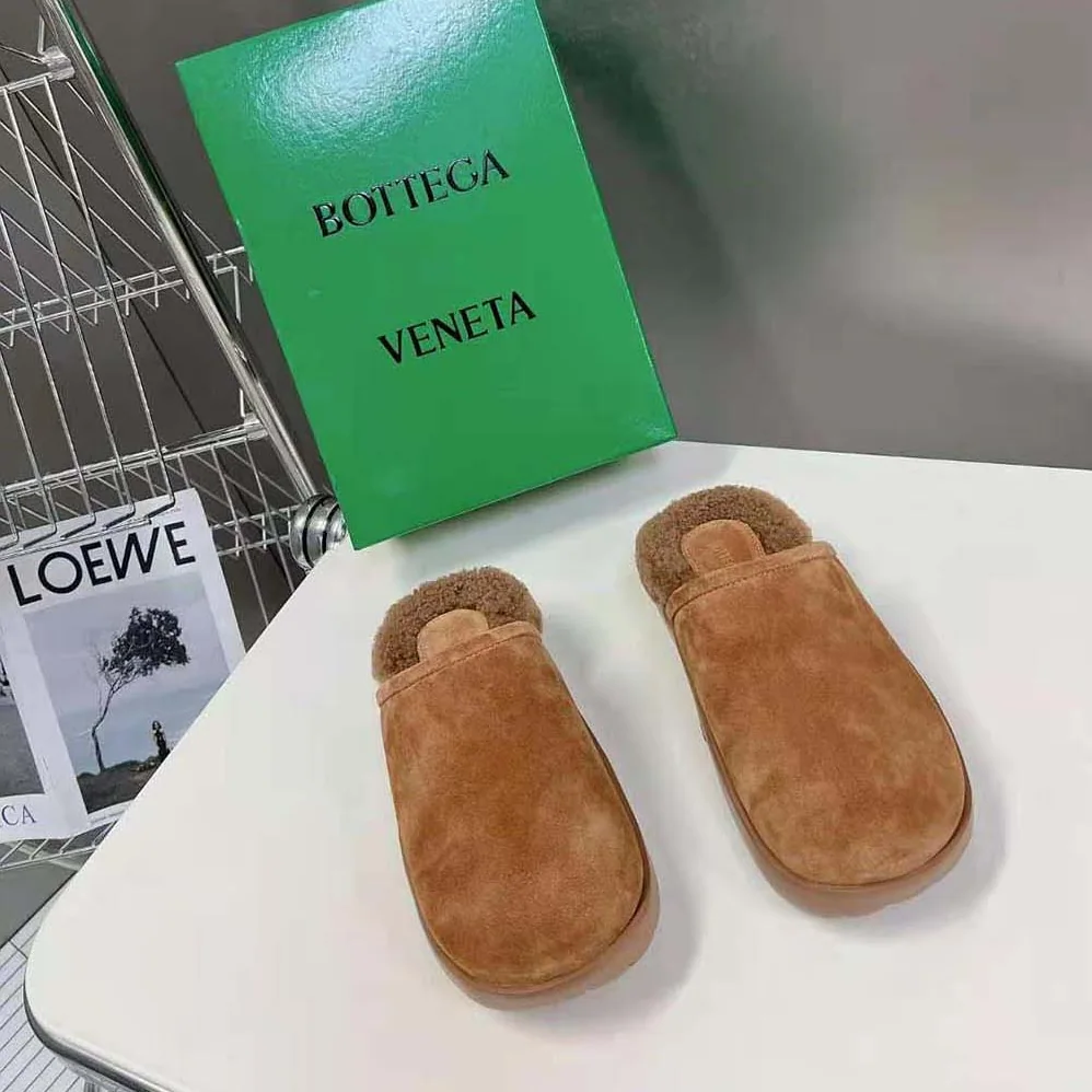 Bottega Veneta Snap Slipper in Shearling Calfskin for Unisex in Brown Bottega Veneta Snap Slipper in Shearling Calfskin for Unisex in Brown