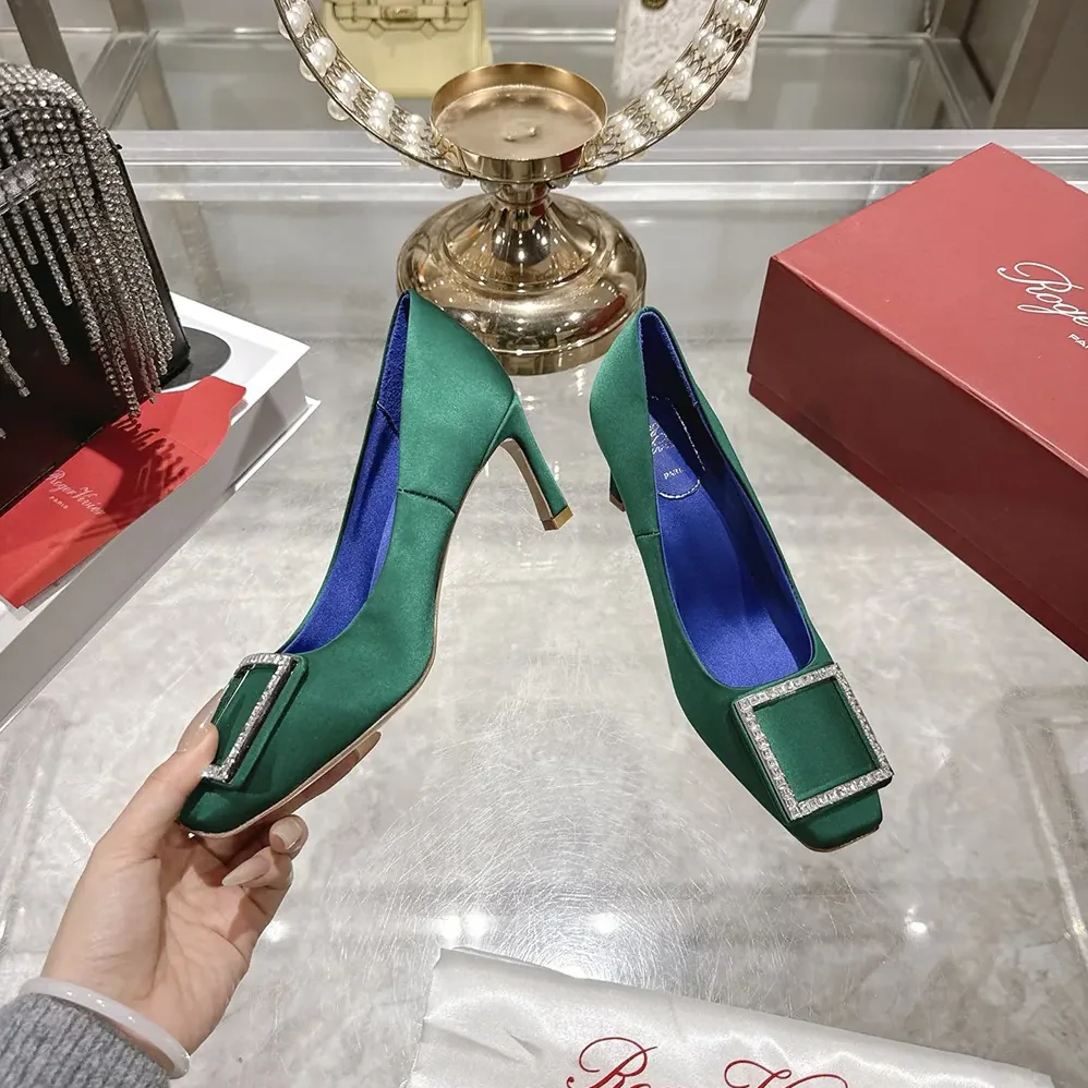 Roger Vivier Trompette Pumps in Satin for Women in Green
