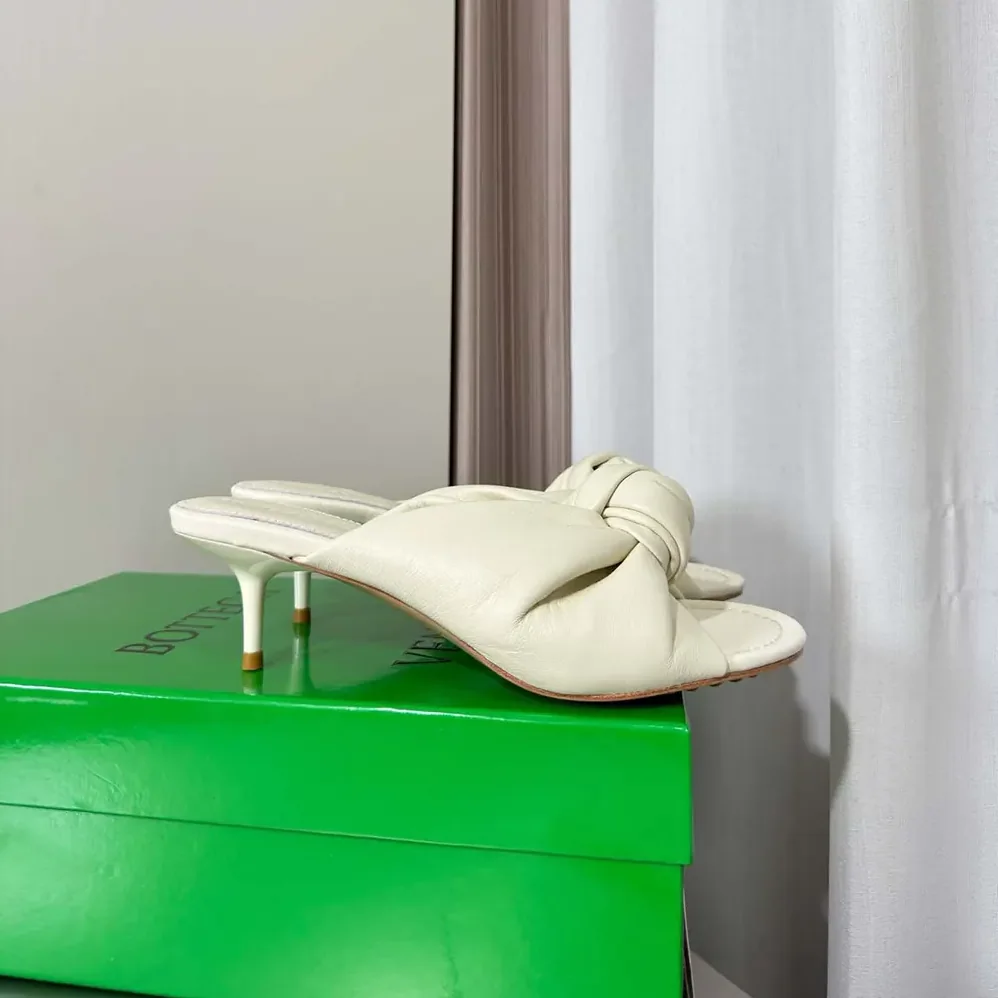 Bottega Veneta Cherry Mule in Supple Nappa Leather for Women in Alabaster Bottega Veneta Cherry Mule in Supple Nappa Leather for Women in Alabaster