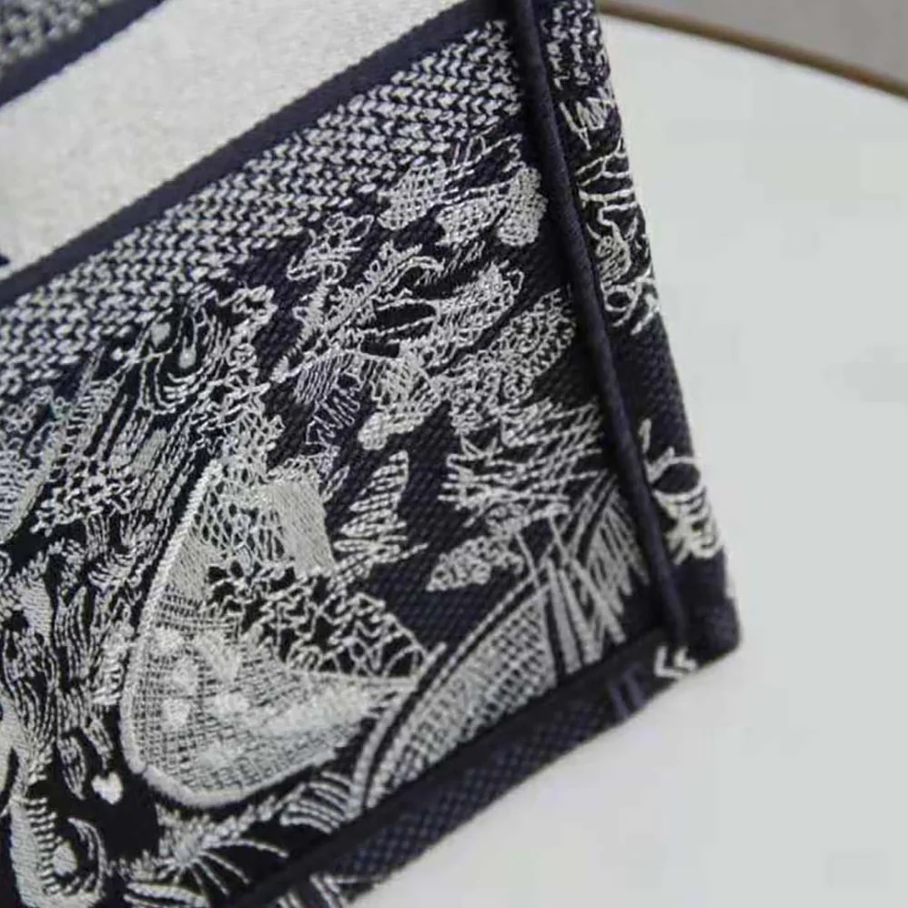 Dior Dior Book Tote Toile DE Jouy Reverse Embroidery for Women in Navy Dior Dior Book Tote Toile DE Jouy Reverse Embroidery for Women in Navy