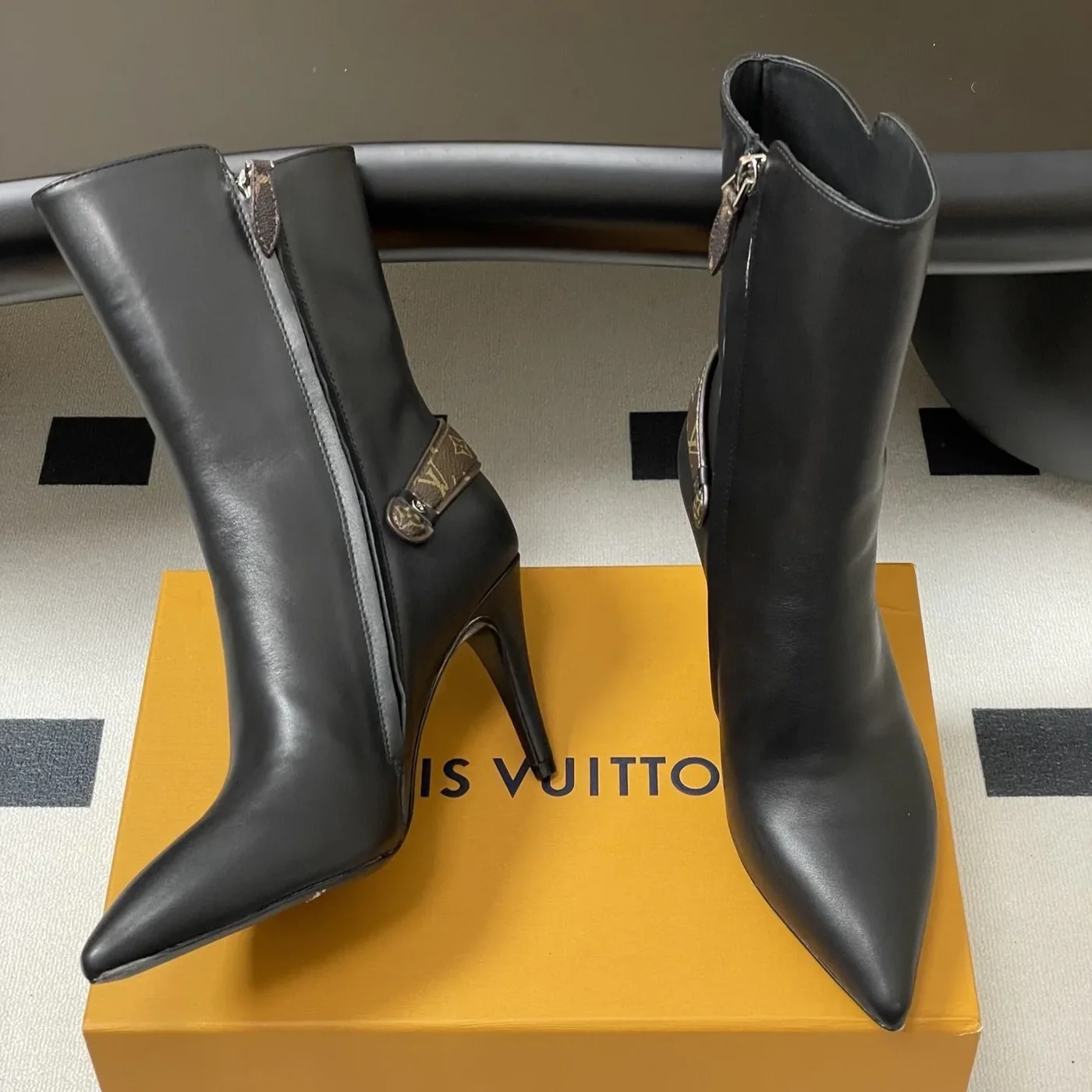 Louis Vuitton Legacy Ankle Boots Black 1AIEUG Louis Vuitton Legacy Ankle Boots Black 1AIEUG