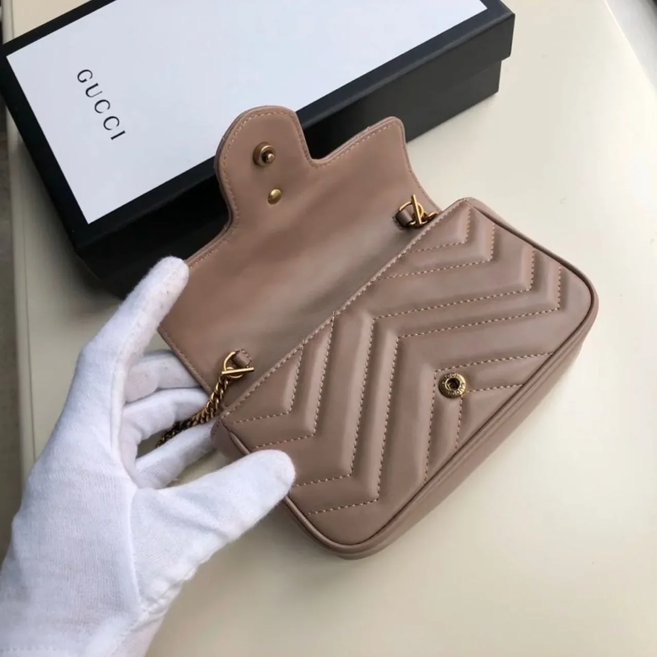 Gucci Marmont Matelassé Super Mini Bag Beige Matelassé Chevron / Gucci Marmont Matelassé Super Mini Bag Beige Matelassé Chevron /