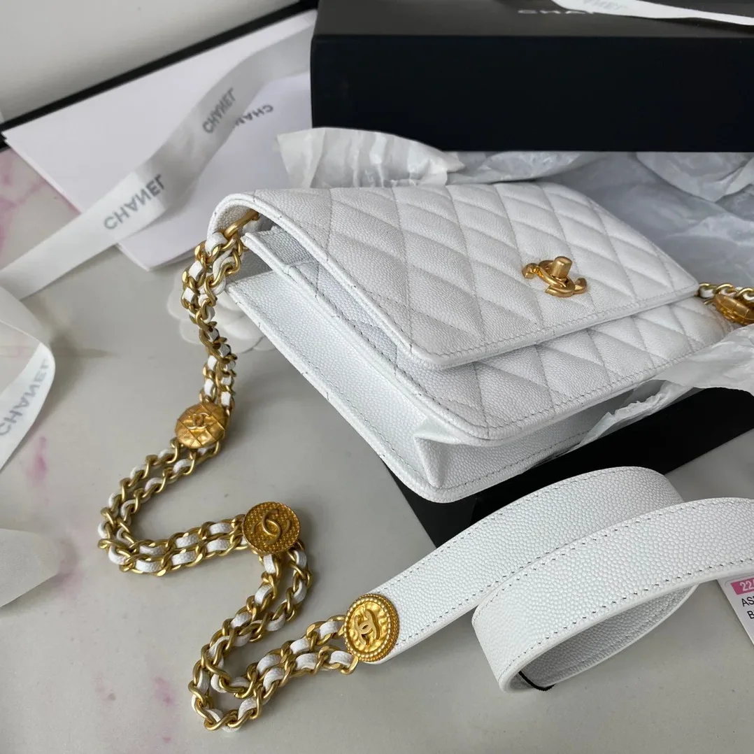 Chanel Small Flap Bag Gold Hardware White / Chanel Small Flap Bag Gold Hardware White /