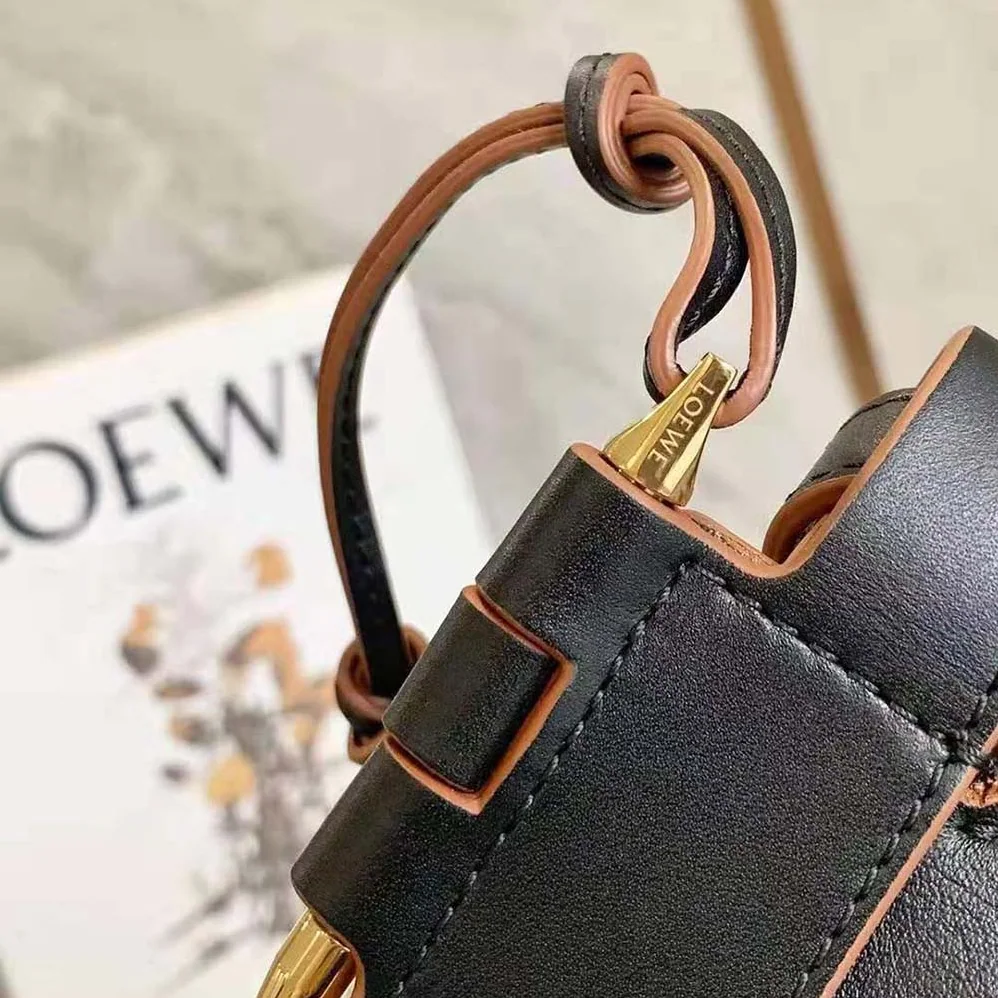 Loewe Horseshoe Bag in Nappa Calfskin for Women in Black Loewe Horseshoe Bag in Nappa Calfskin for Women in Black