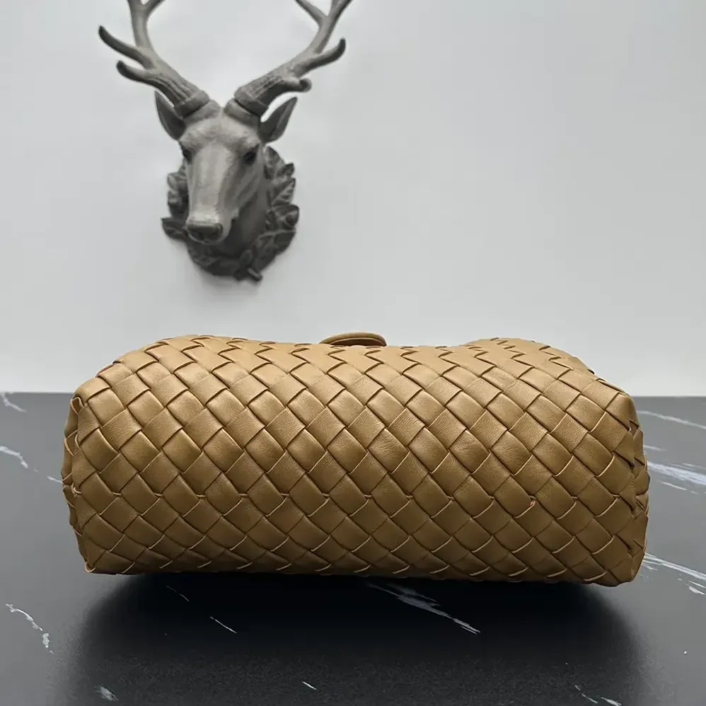 Bottega Veneta Teen Lauren 1980 With Chain for Women in Dark Praline Bottega Veneta Teen Lauren 1980 With Chain for Women in Dark Praline