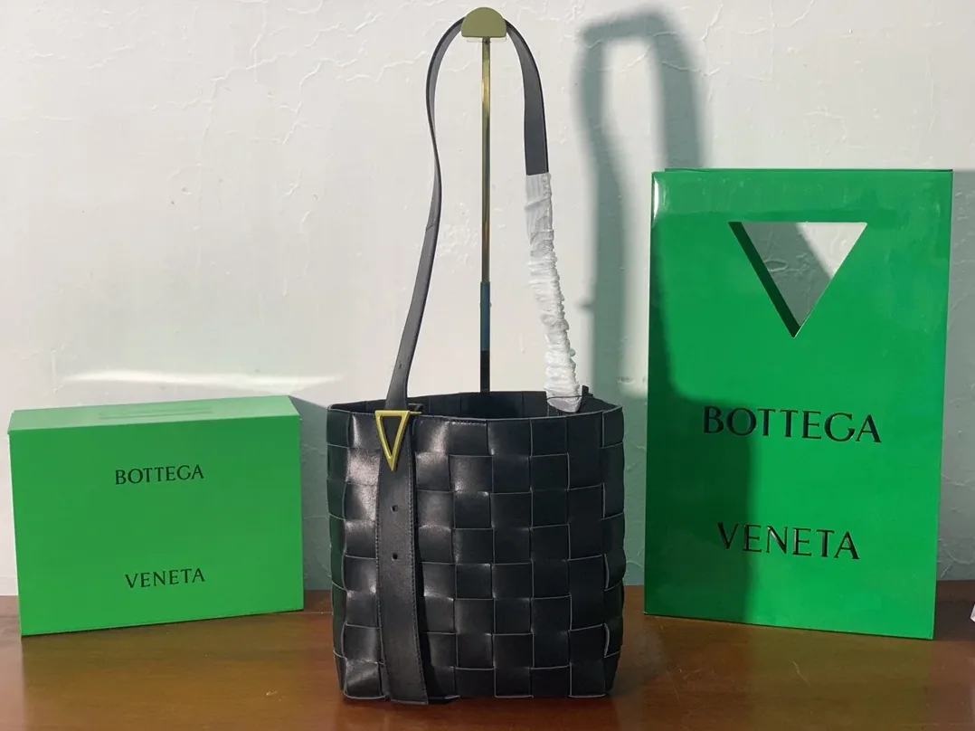 Bottega Veneta Shoulder Bag Nappa Black Bottega Veneta Shoulder Bag Nappa Black