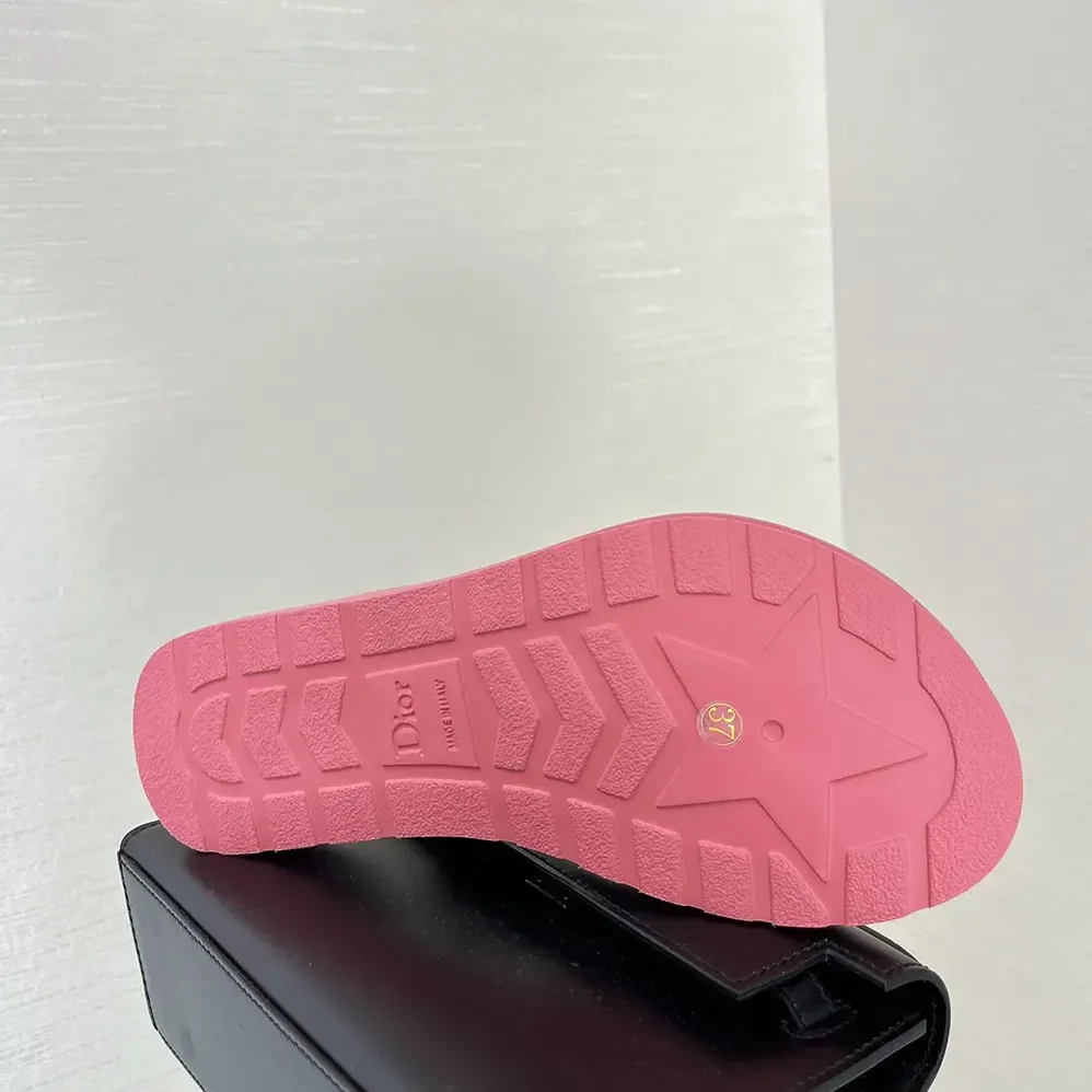 Dior Diorsea Thong Sandal Candy Pink Leather for Women in Effect Fabric Dior Diorsea Thong Sandal Candy Pink Leather for Women in Effect Fabric