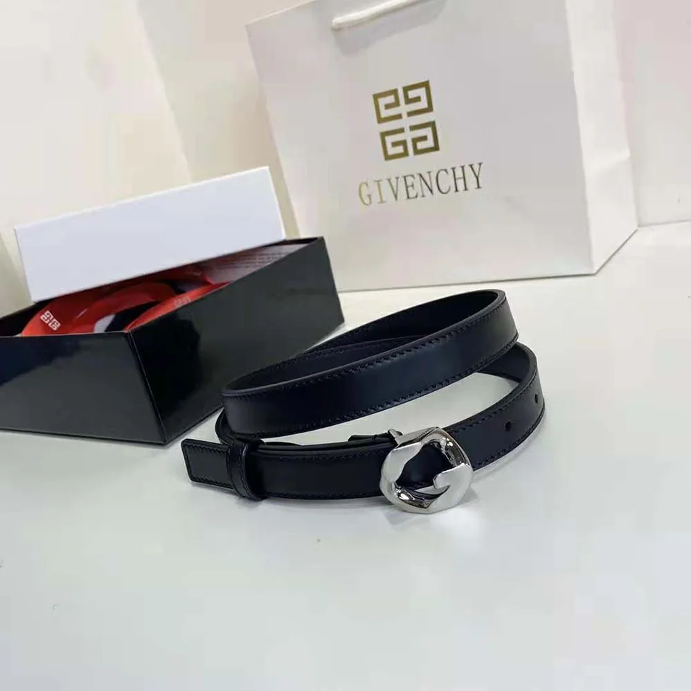 Givenchy G Chain Buckle Thin Reversible Belt in Smooth Leather for Women in Silver Givenchy G Chain Buckle Thin Reversible Belt in Smooth Leather for Women in Silver