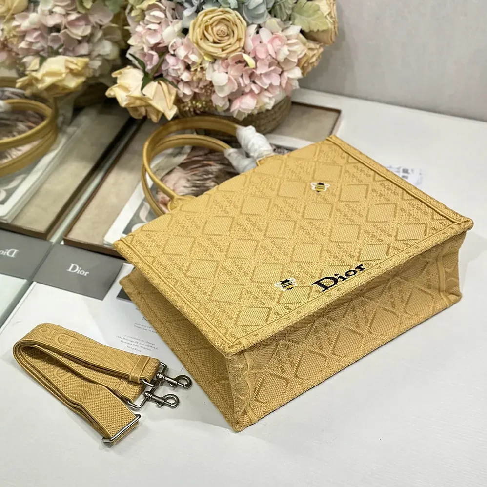 Dior Medium Dior Book Tote with Strap Natural Cannage Raffia for Women in Effect Embroidery Dior Medium Dior Book Tote with Strap Natural Cannage Raffia for Women in Effect Embroidery